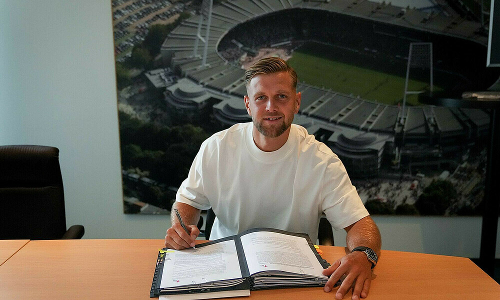 Niclas Füllkrug bei der Vertragsunterschrift.