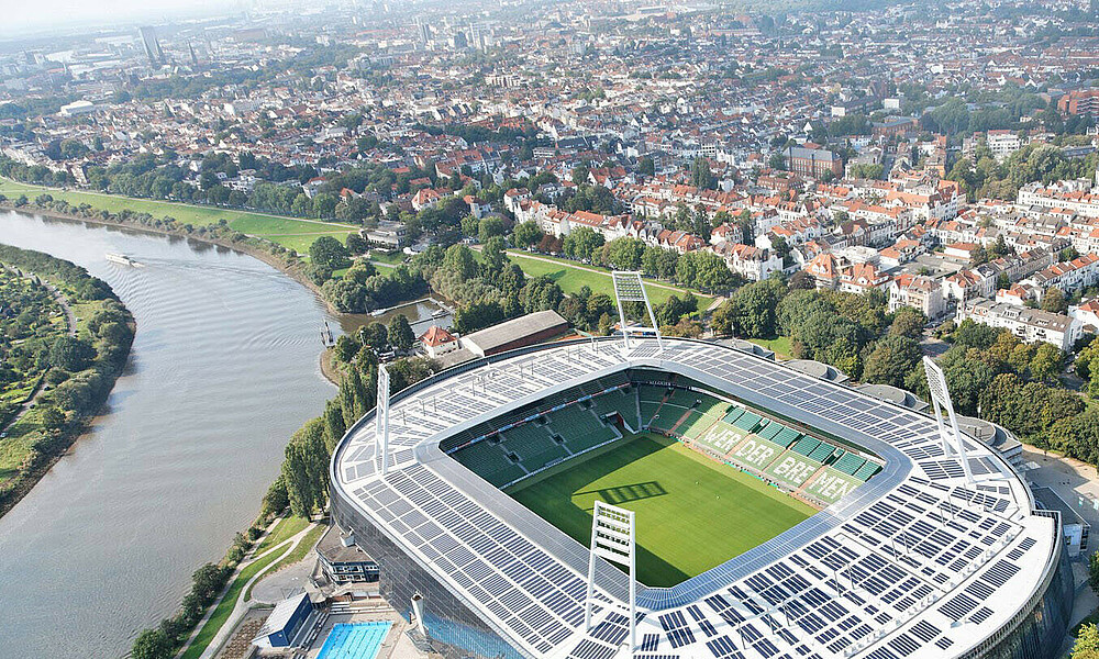 Luftaufnahme des wohninvest WESERSTADIONs und Bremen im Hintergrund.