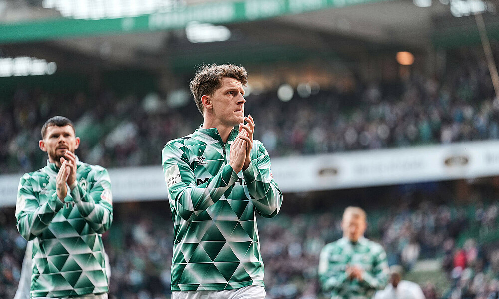 Jens Stage klatscht in die Hände. 