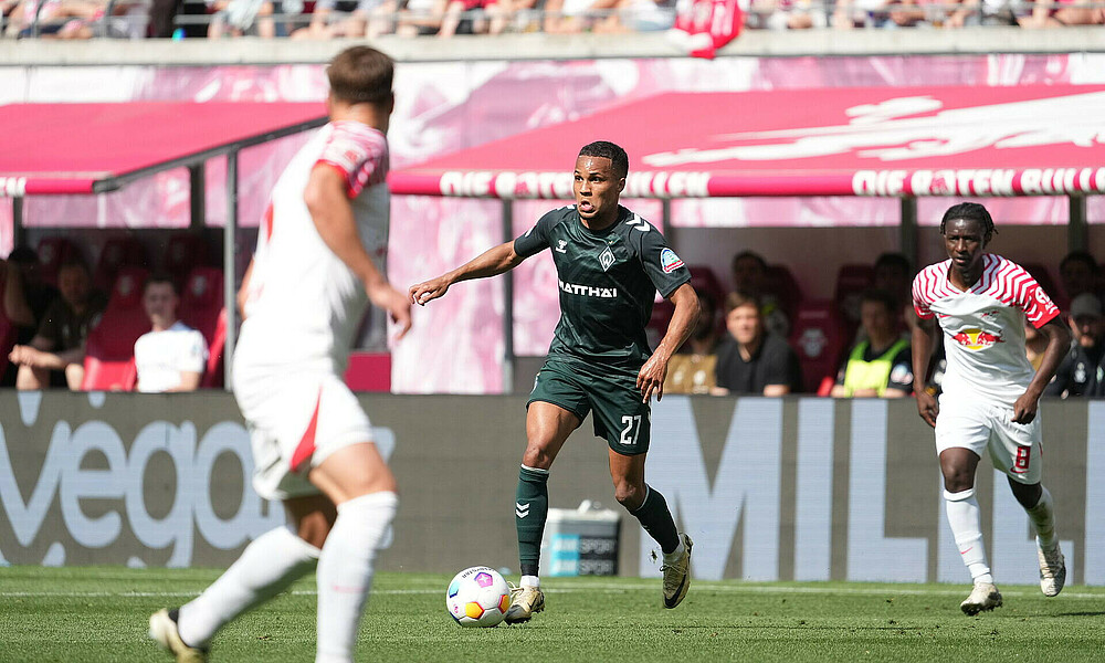 null Felix Agu mit dem Ball am Fuß.