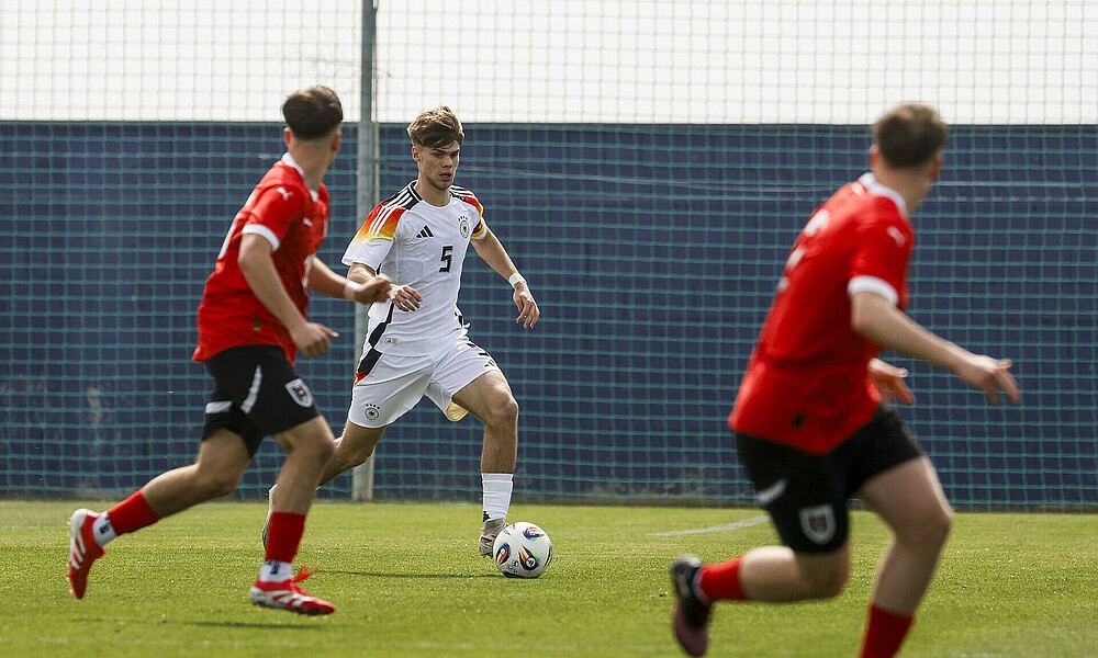 Mick Schmetgens im DFB-Trikot mit einem Ball am Fuß.