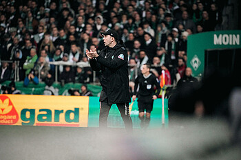 Ole Werner coacht aktiv am Seitenrand. 