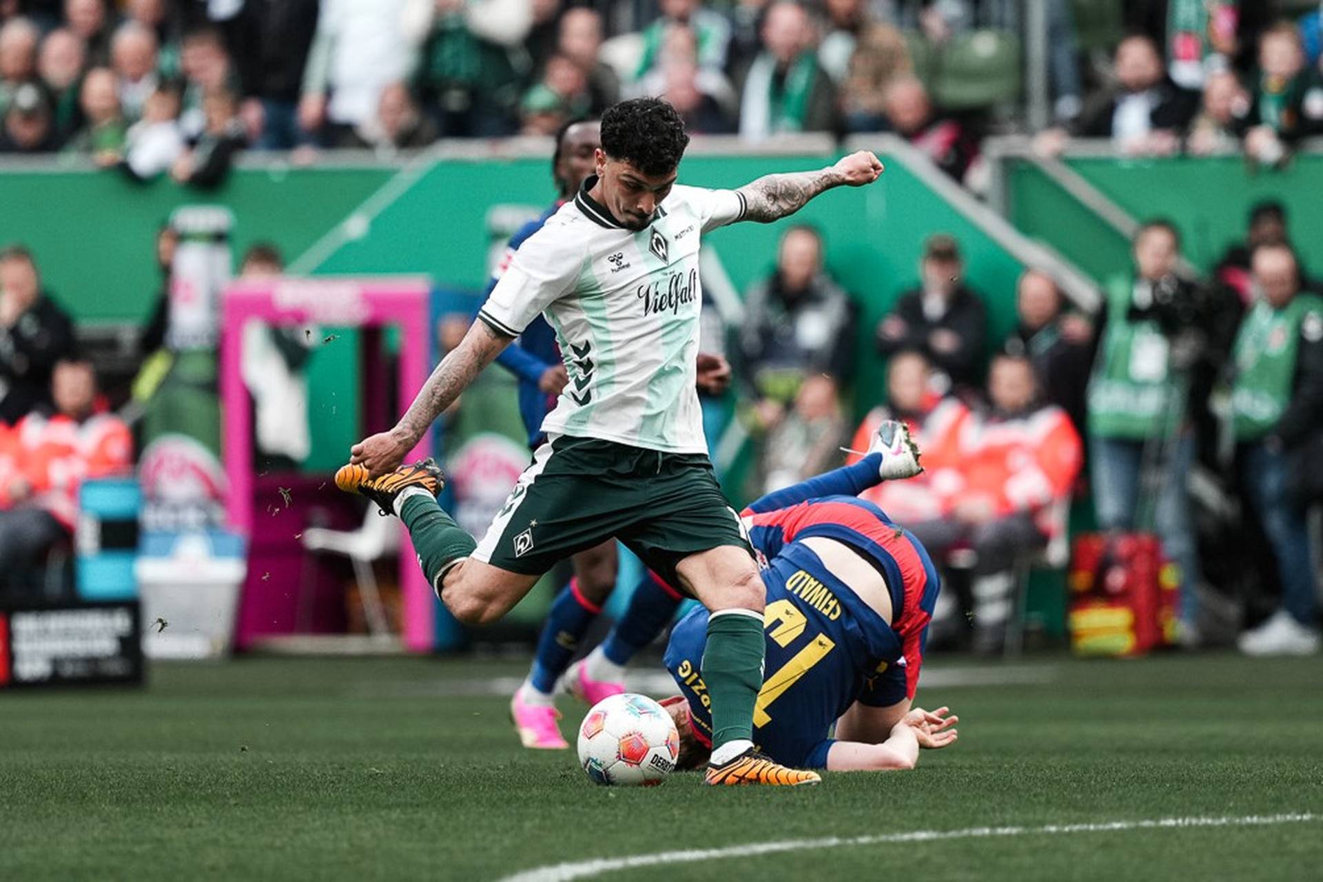 Cameron Puertas schießt. Im Hintergrund liegt ein Leipziger Spieler auf dem Boden.