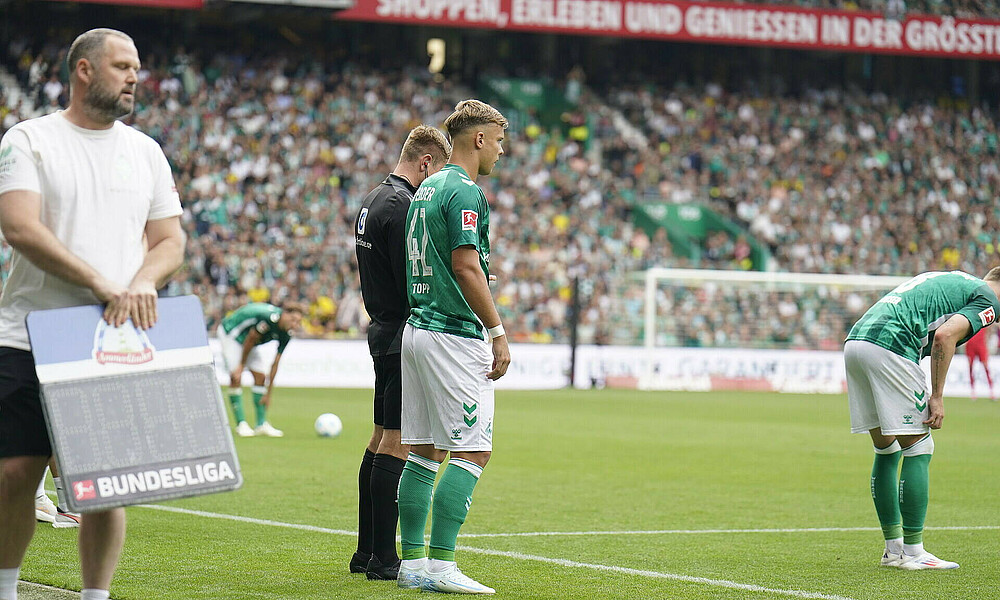 Keke Topp bei seiner Einwechslung am Spielfeldrand gegen Borussia Dortmund