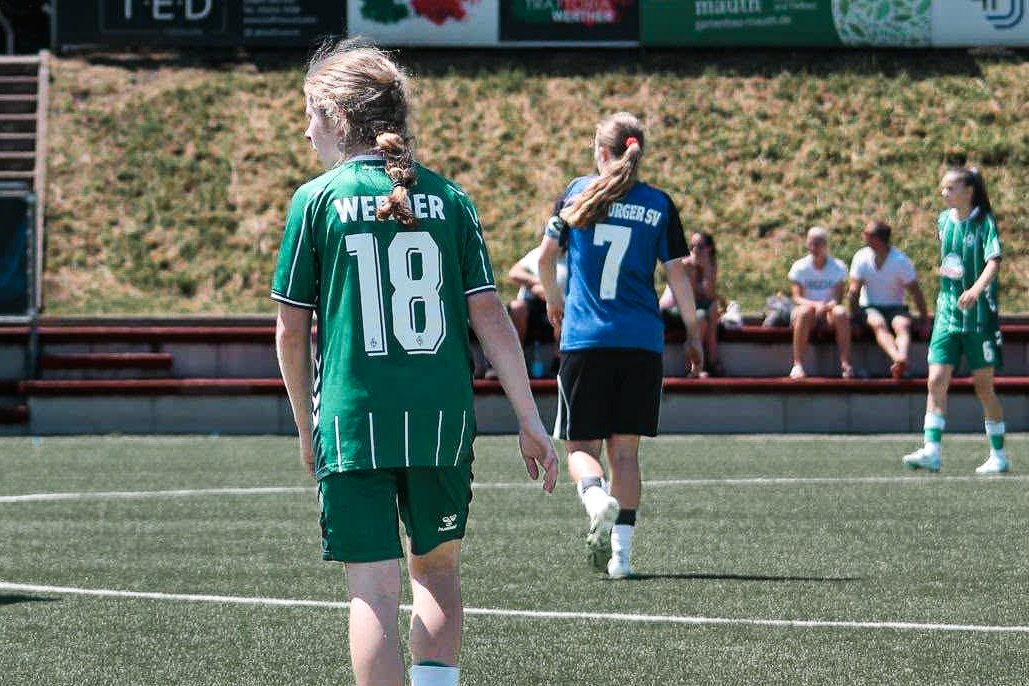 Zu sehen ist eine Spielerin von Werder Bremen im grünen Dress und der Rückennummer 18
