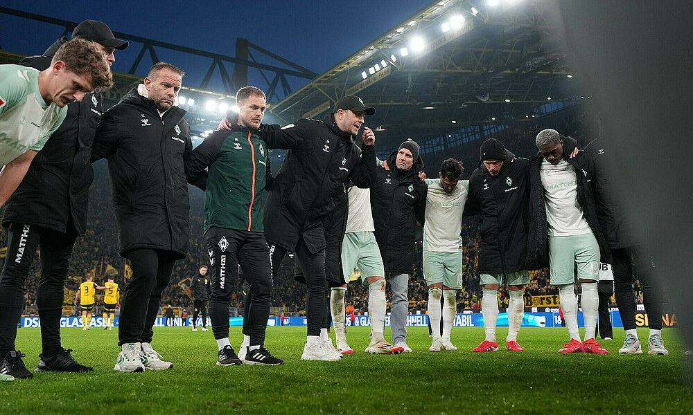Ole Werner spricht im Kreis zu seiner Mannschaft. 