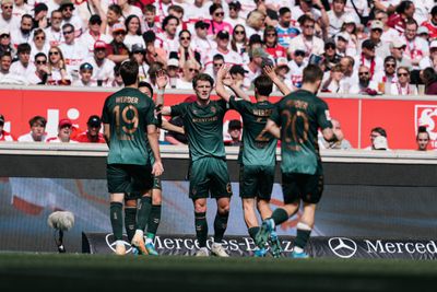 Jens Stage klatscht nach dem Führungstor mit seinen Mitspielern ab.