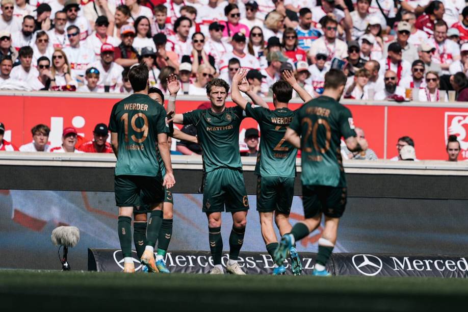 Jens Stage klatscht nach dem Führungstor mit seinen Mitspielern ab.