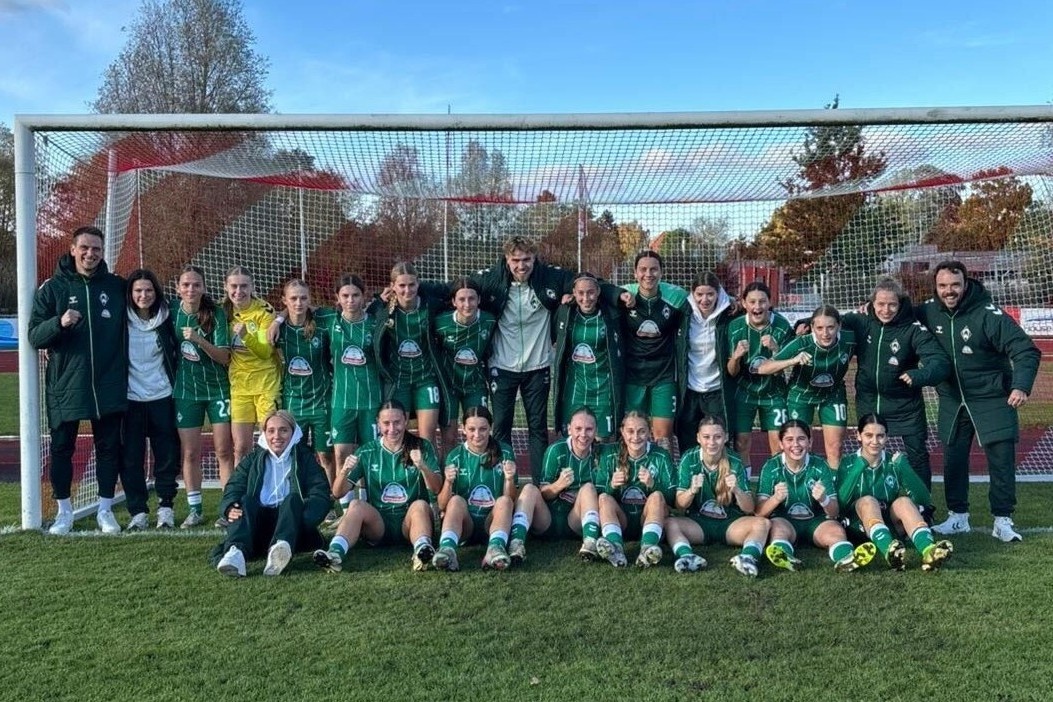 Die U17-Juniorinnen feiern ihren Sieg auf einem Gruppenfoto.