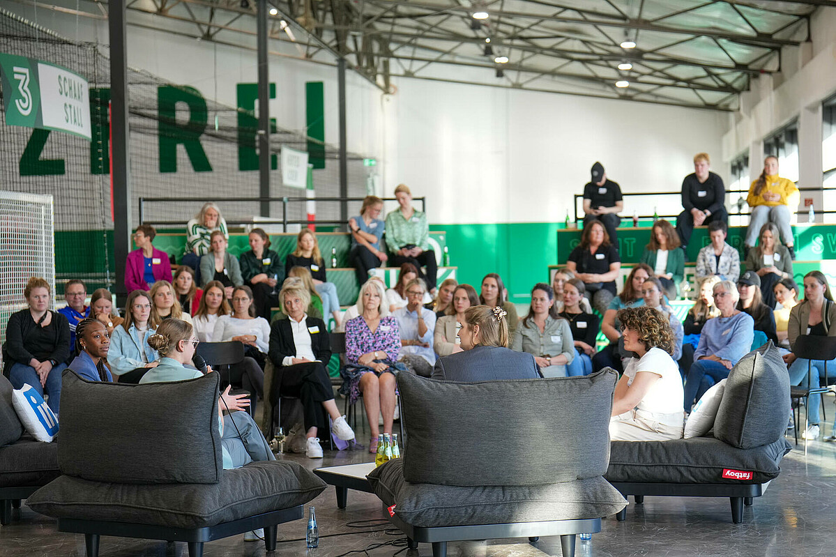 Mehrere Personen sitzen zusammen in der BOLZEREI