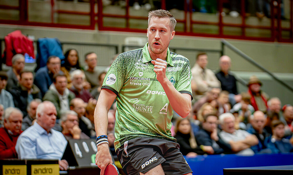 Mattias Falck mit Tischtennisschläger in der Hand. 