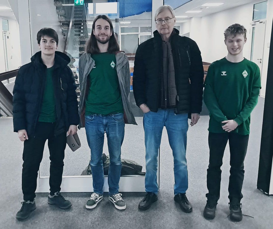 v.l.n.r.: Mykyta Halushka, Yannik Steiniger, Hans-Jürgen Hund, Noah Johann auf der Heide