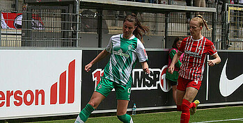 null Eine Bremer Spielerin im Zweikampf.