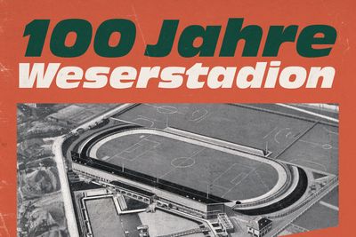 Historische und moderne Luftaufnahmen des Weser-Stadions mit dem Schriftzug ‚100 Jahre Weserstadion‘ und einem Logo auf orangefarbenem Hintergrund