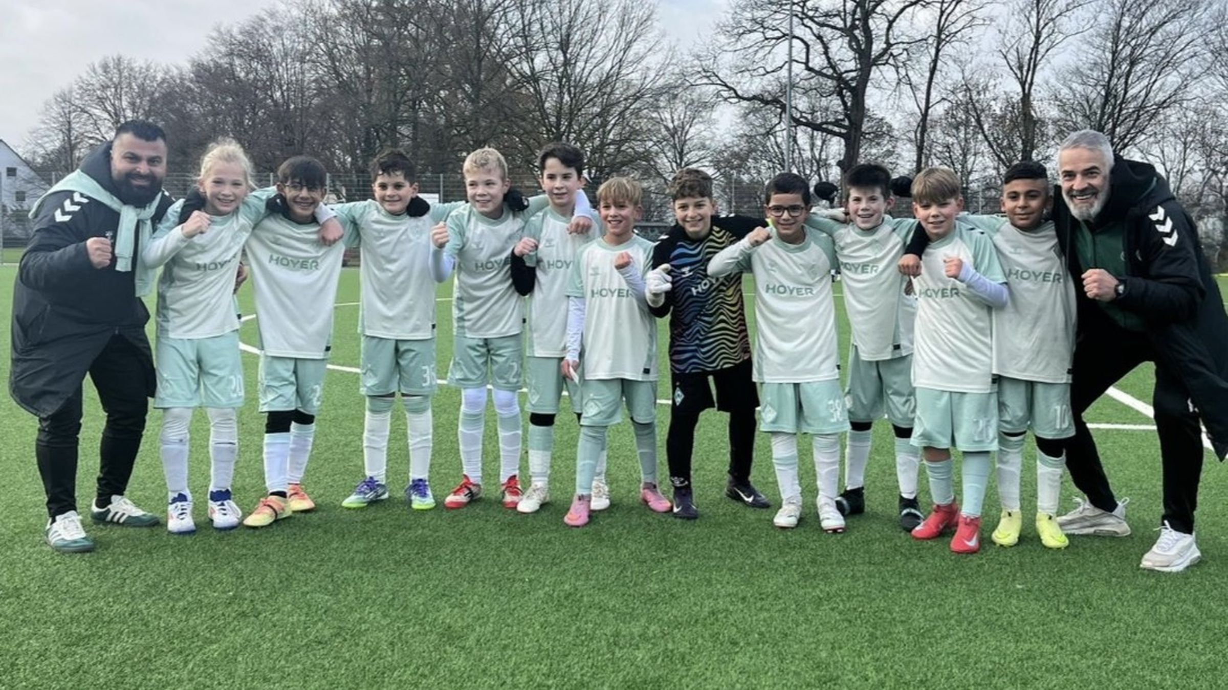 Die 3. E-Jugend steht zusammen und freut sich.