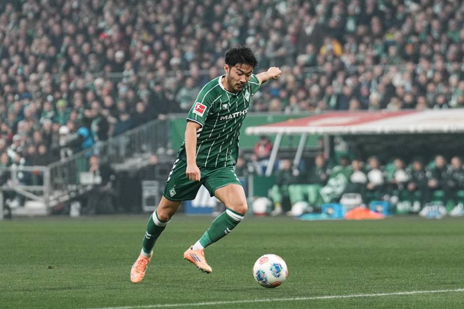 Yukinari Sugawara beim Torschuss.