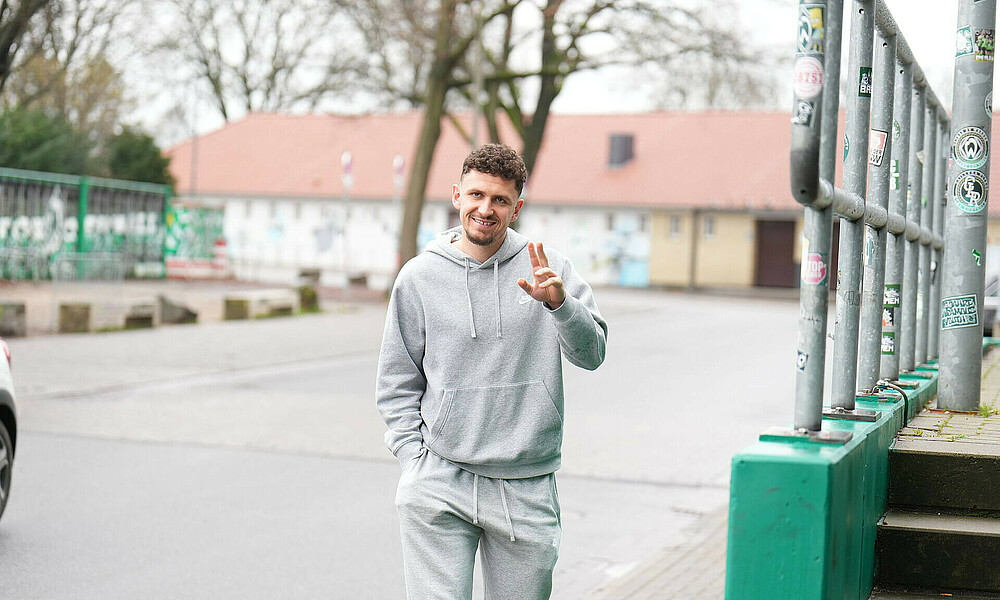 Milos Veljkovic bei der Ankunft vor dem Stadion. 