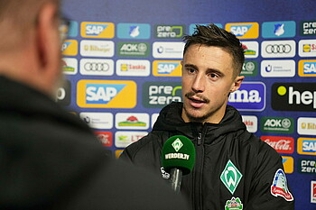 null Marco Friedl am Mikrofon nach dem Spiel gegen Hoffenheim.