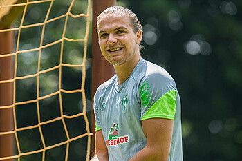 Luca Plogmann lächelnd beim Training.