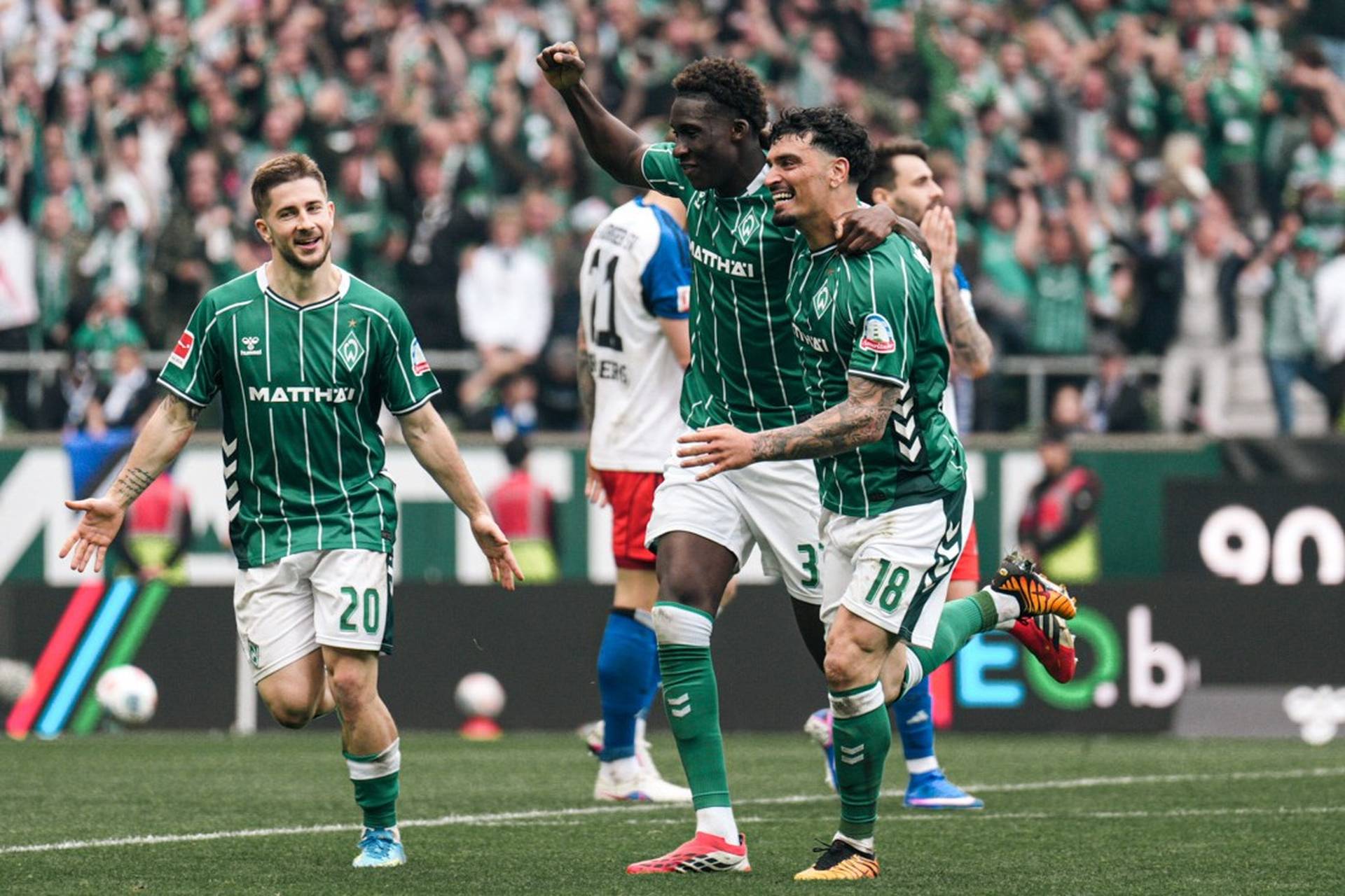 Cameron Puertas jubelt gemeinsam mit Karim Coulibaly und Romano Schmid.