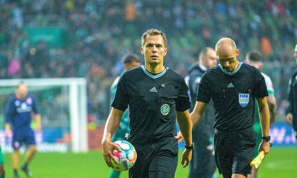 Robert Hartmann auf dem Weg in die Kabine im Bremer Weserstadion