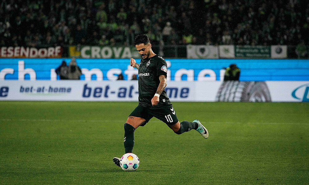 Bittencourt spielt den Ball