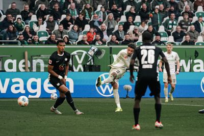 Justin Njinmah visiert mit seinem Linksschuss das lange Eck an.