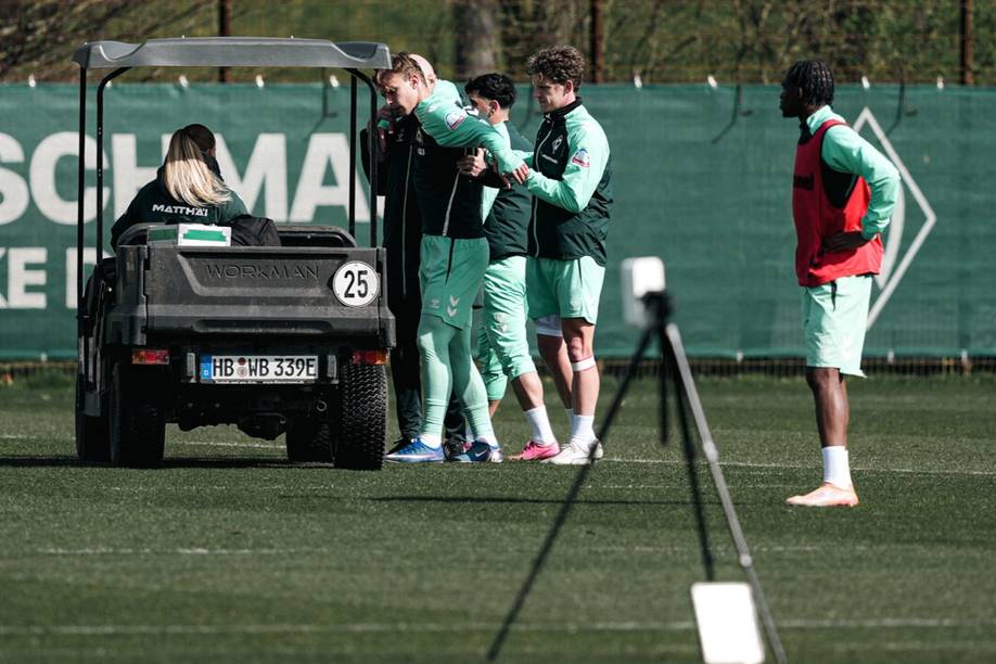 Keke Topp wird in Richtung eines Wagens gestützt.