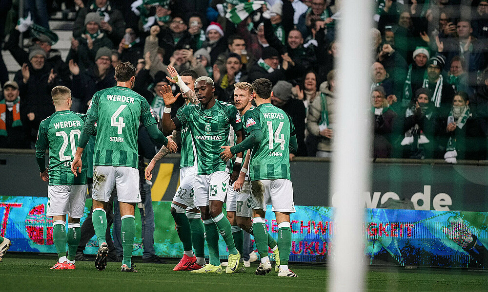 Köhn klatscht mit den Teamkollegen ab. 