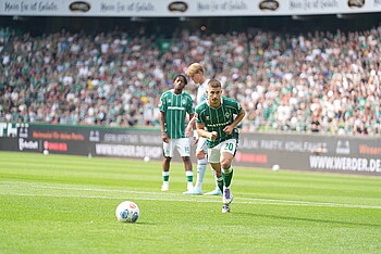 null Schmid mit Blick auf den Ball.