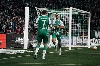 Marvin Ducksch und Niclas Füllkrug bejubeln ein Tor gegen Gladbach. 