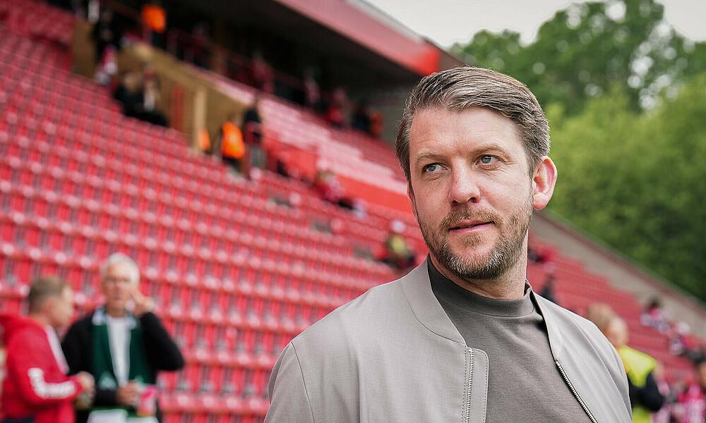 Peter Niemeyer blickt zur Seite vor dem Spiel bei Union Berlin im Stadion an der Alten Försterei