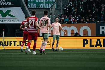 null Christian Groß mit Ball am Fuß.