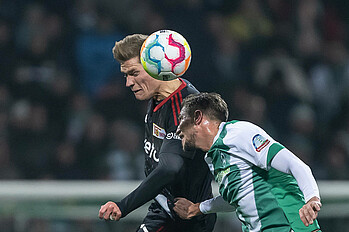 null Kevin Behrens im Kopfballduell.