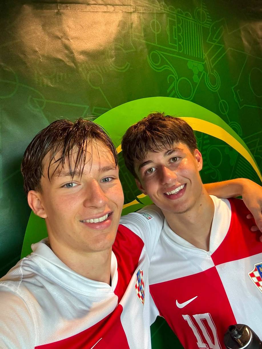 Patrice Čović und Karlo Simic Arm in Arm im Trikot der kroatischen U19-Nationalmannschaft.