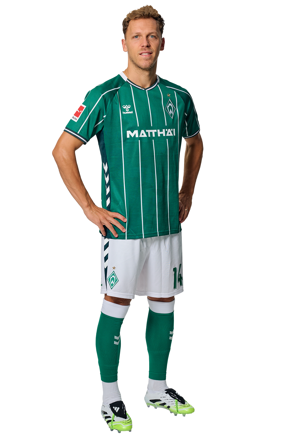 Senne Lynen in einem grün-weiß gestreiften Trikot mit der Aufschrift „MATTHÄI“ auf der Vorderseite steht mit den Händen in den Hüften da und schaut nach vorne.