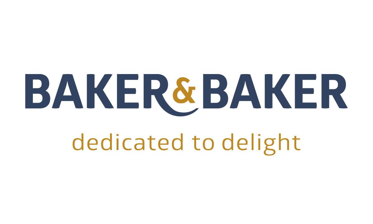 Logo mit „BAKER & BAKER” in fetter blauer Schrift und „dedicated to delight” in kleinerer goldener Schrift darunter, auf weißem Hintergrund.