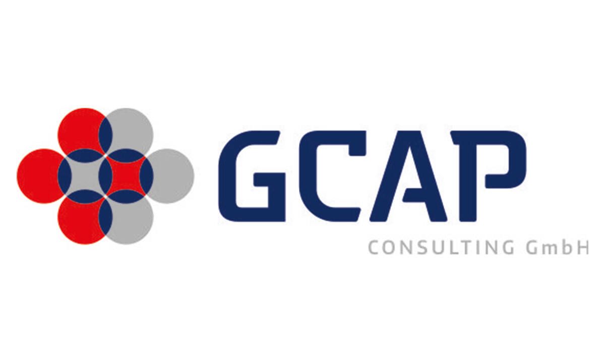 Logo der GCAP Consulting GmbH mit stilisiertem rot-grauem blumenähnlichem Design neben fettgedrucktem blauem Text.