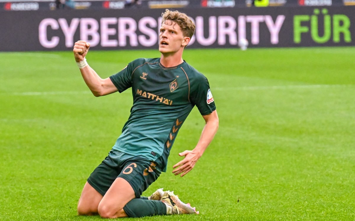 Jens Stage jubelt auf den Knien im neuen Trikot third.