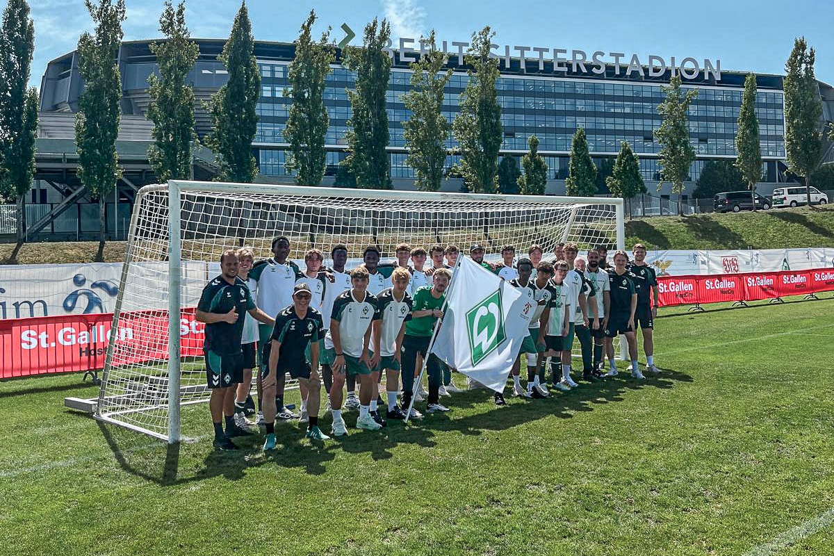 Die U17 gemeinsam mit der Inklusionsmannschaft des SV Werder Bremen.