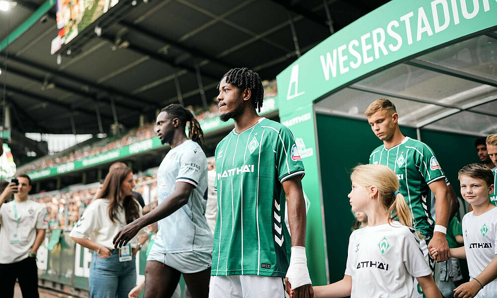 Mbangula beim Auflaufen ins Weserstadion. 