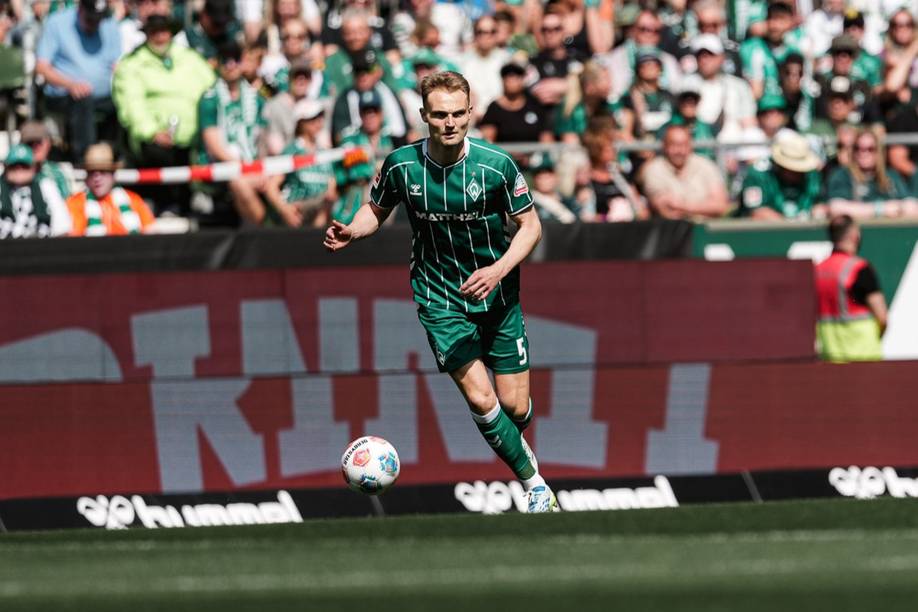 Amos Pieper mit Ball am Fuß.
