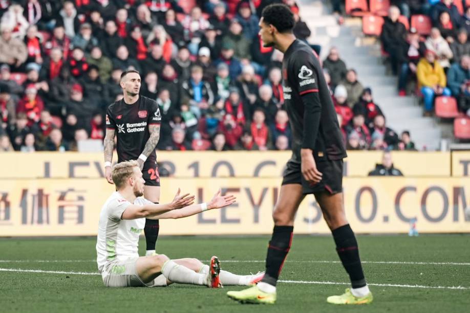 Marco Grüll sitzt auf dem Boden und beschwert sich.