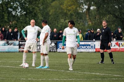 Nelson Valdez, Ailton und Ivan Klasnic im Mittelkreis beim Anstoß.