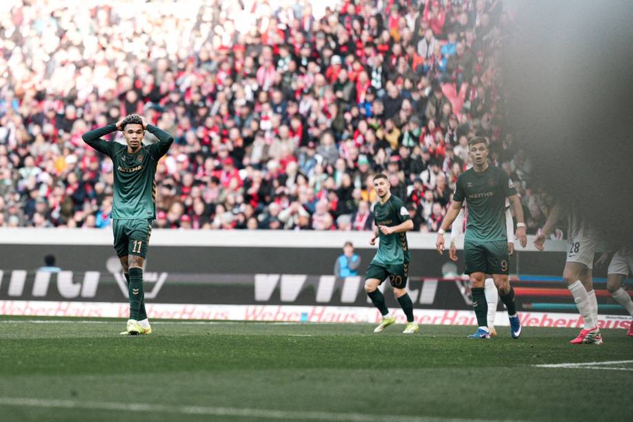 Justin Njinmah fässt sich an den Kopf.