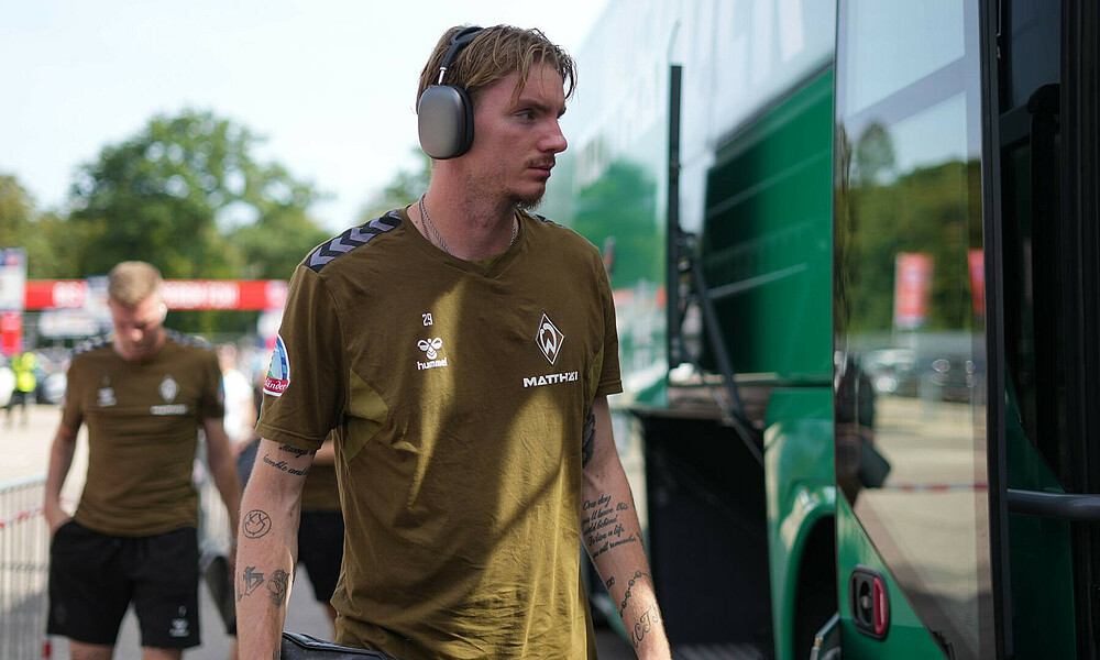 Nick Woltemade mit Kopfhörern bei der Ankunft am Stadion.