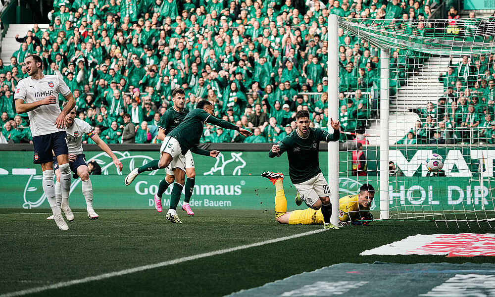 Romano Schmid jubelt nach seinem Tor gegen Heidenheim. 