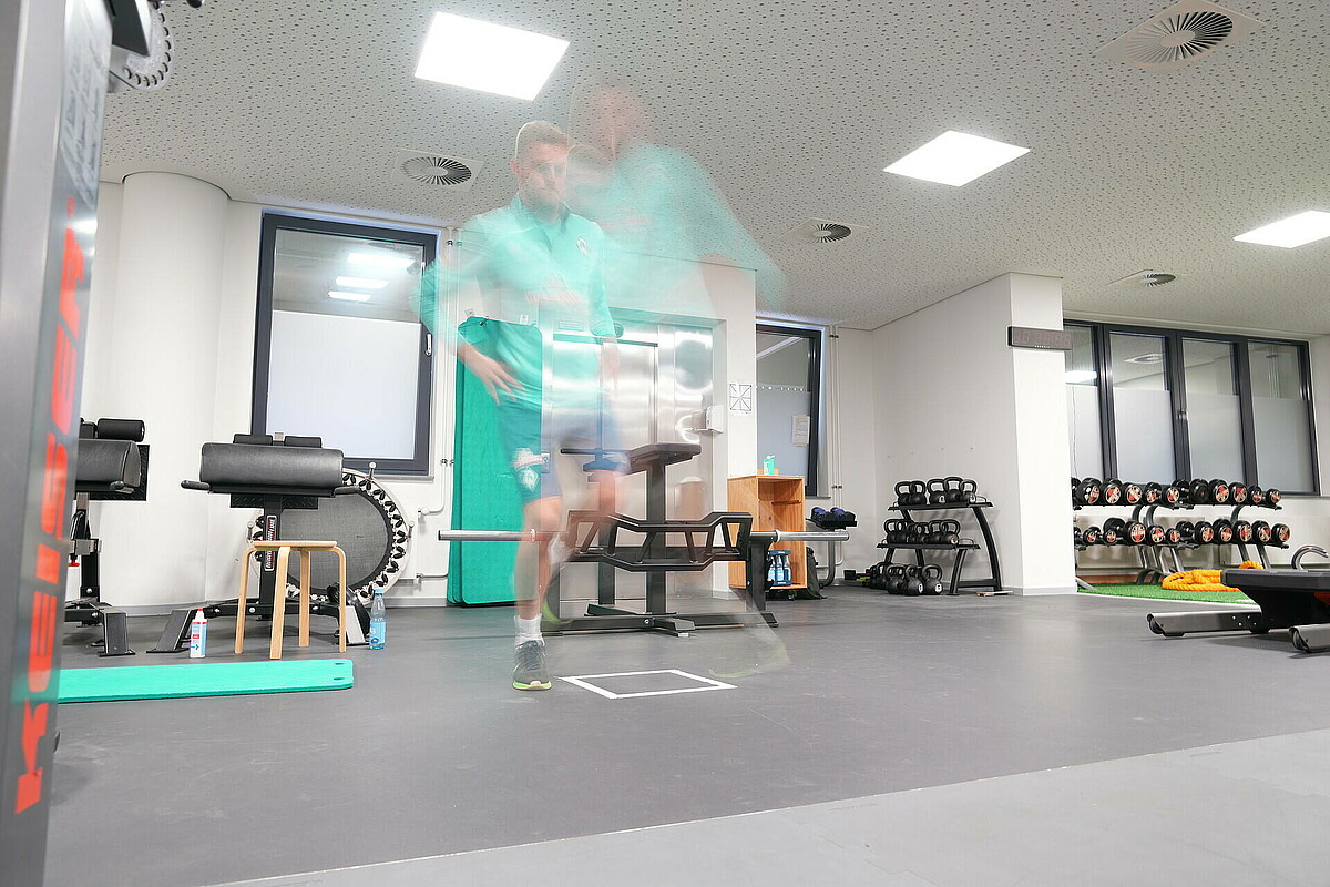 Marvin Ducksch bewegt sich durch den Fitnessraum, das Bild hat deutliche Bewegungsunschärfe.