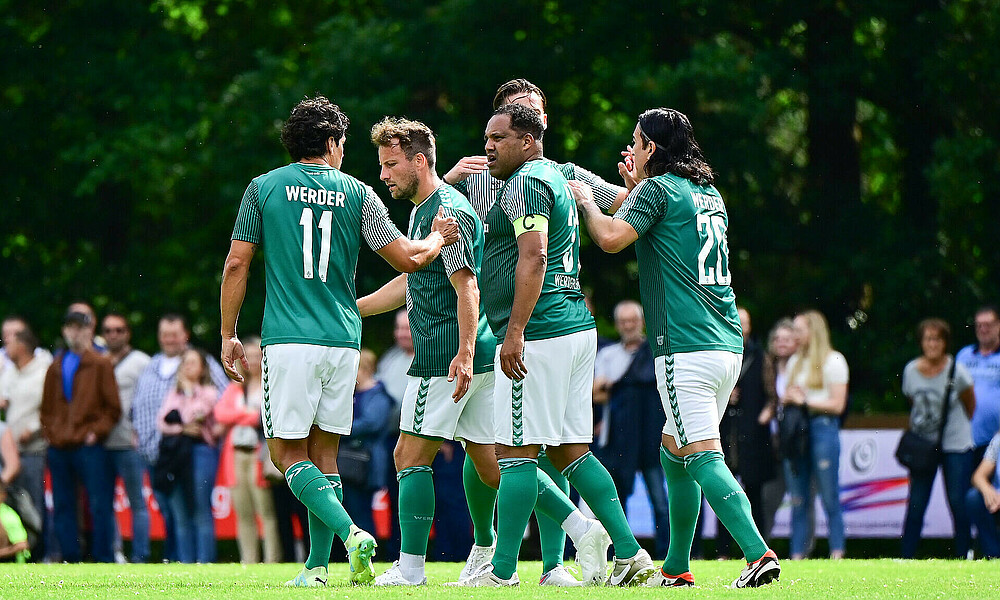 Die WERDER Legenden beim Torjubel in Wallhöfen