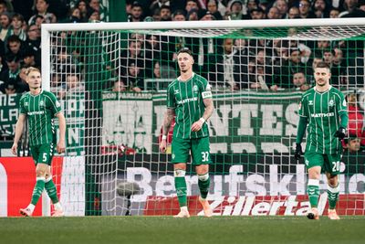 Die Spieler nach dem Gegentor mit leeren Gesichtern, im Hintergrund das Tor.